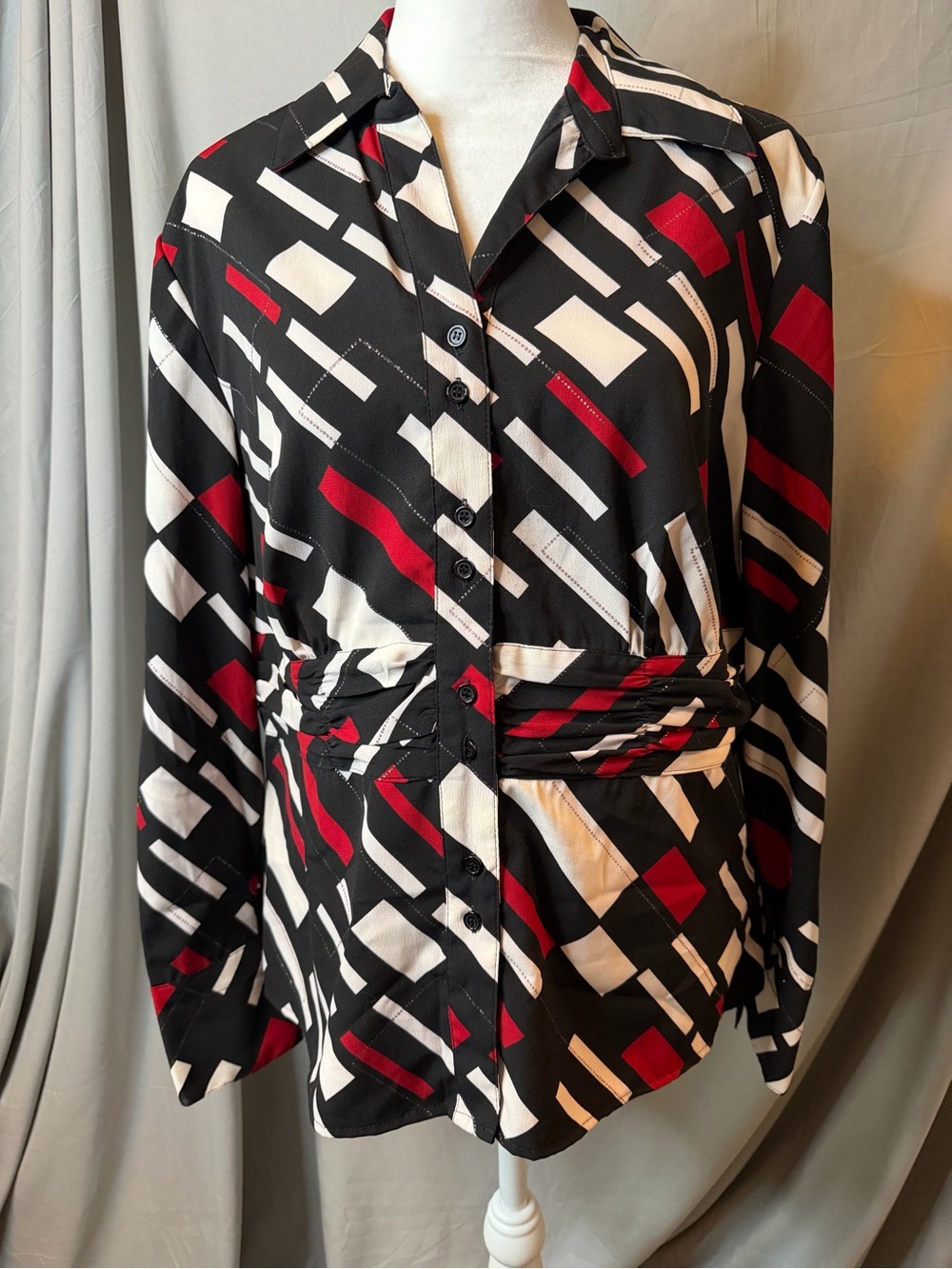 East 5th Black, White & Red Geometric Button-Up blouse, sz large petite